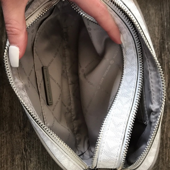 Michael Kors Crossbody purse. Like new condition - Picture 7 of 8